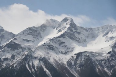 Cordillera Blanca, Peru 'da göl ve karla kaplı tepeleri olan dağ manzarası