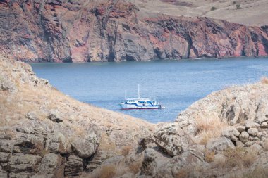 Madeira adasına mükemmel bir yolculuk, Atlantik Okyanusu 'nun kayaları ve birçok maceraya ve olağanüstü deneyimlere yol açan bir yolculuk. Burada güzel bir tekne var..