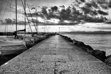 Küçük bir göl portu görünümü