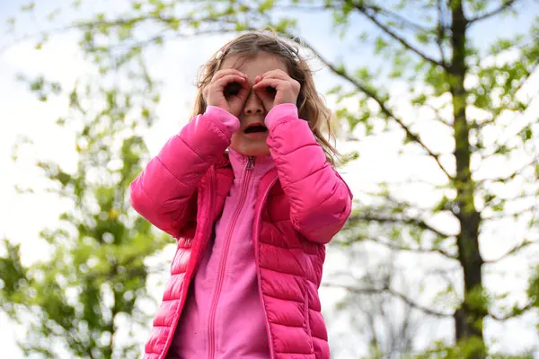 Маленькая Девочка Розовой Куртке Играет Своим Воображением — стоковое фото