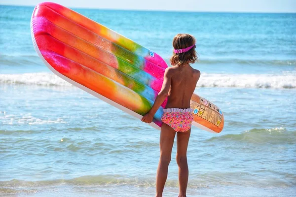 Menina Praia Com Prancha Surf Férias Verão — Fotografia de Stock