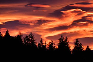 Dağların ardında güzel bir gün batımı