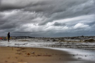 Fırtınalı bir günde güzel deniz manzarası