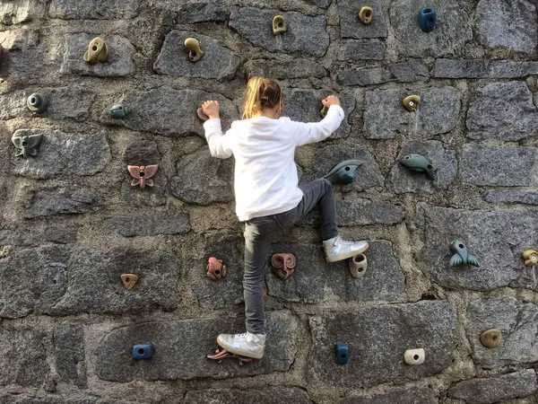 Mała Dziewczynka Wspina Się Ścianę Skalną — Zdjęcie stockowe