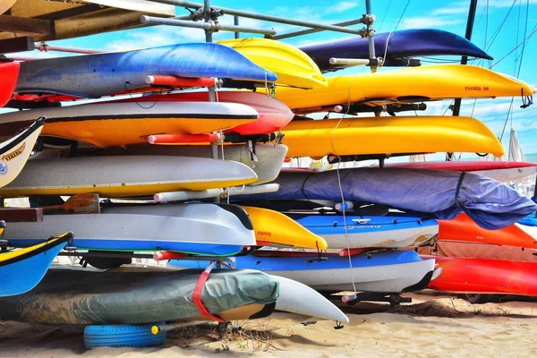 Kayaks Colorés Sur Plage — Photo