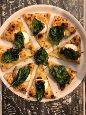 Fesleğen ve peynirli taze pizzanın yakın görüntüsü