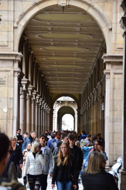 İnsanlar Torino 'nun merkezindeki oyun salonlarında yürüyorlar.