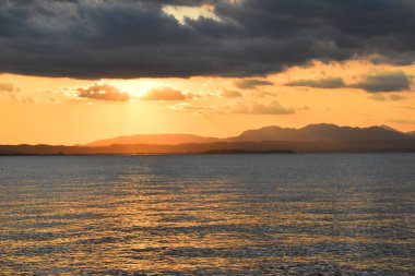 Güzel gün batımında Garda Gölü 'nden manzara, İtalya