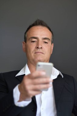 Cep telefonu kullanan iş adamı