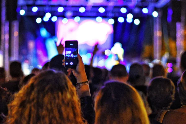 Menigte Mensen Concert Met Mobiele Telefoon Video Maken Bij Het — Stockfoto