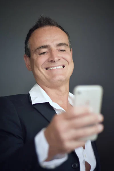 携帯電話で Selfie を取るビジネスマン — ストック写真