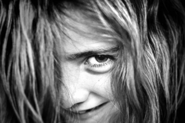 Черно Белый Портрет Красивой Молодой Девушки — стоковое фото