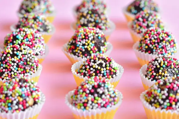 Süße Cupcakes Auf Teller Auf Dem Tisch Parteikonzept — Stockfoto