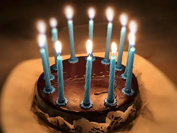 生日蜡烛和巧克力蛋糕 — 图库照片