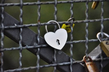  kalp şeklinde asma kilit asılı.