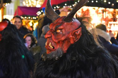 Şeytan karnaval maskesi, tatil