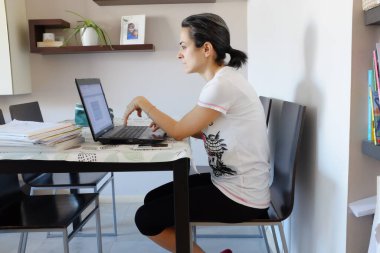 Bilgisayar oyunu oynayan genç çocuk