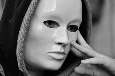 Ürkütücü ve ciddi karnaval maskesi