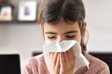 Kötü burunlu ve mendili olan bir kız.