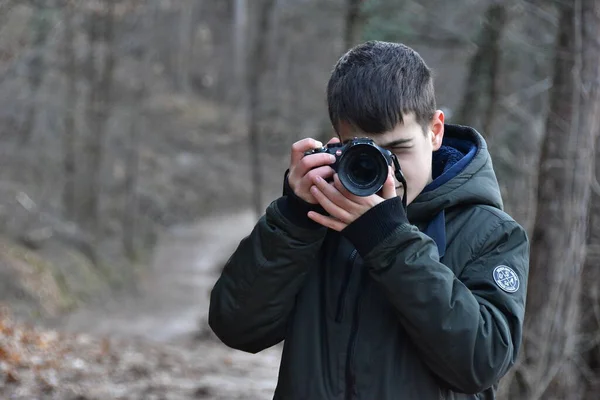 森で写真を撮る写真家 — ストック写真