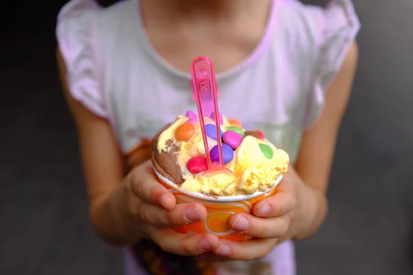 女の子の手のアイスクリーム — ストック写真