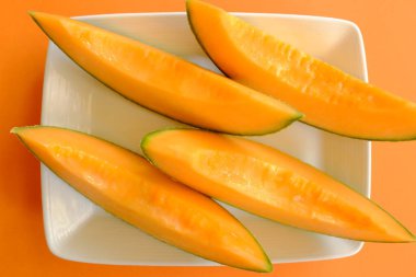 Tabakta taze kavun dilimleri var.