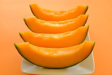 Tabakta portakal dilimi