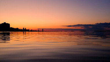 Denizde gün batımı. 