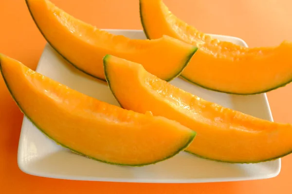 Plátky Zralého Pomerančového Melounu Talíři — Stock fotografie