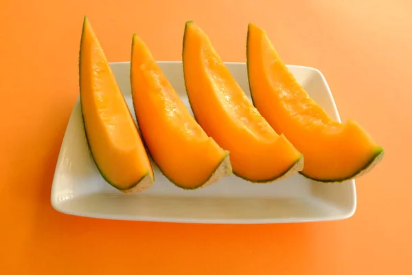 Potong Irisan Melon Oranye Matang Yang Matang Piring Kuning Tampilan — Stok Foto