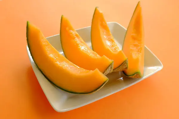 Geschnitten Reife Frische Reife Orangenmelonenscheiben Auf Gelbem Teller Ansicht Von — Stockfoto