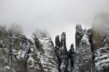 İtalya 'da Dolomitlerin görkemli dağları.