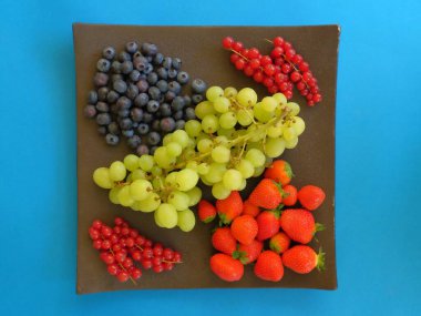 Farklı meyveler ve meyvelerin karışımı. 