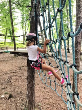 İpe tırmanan bir kız. Kız ipe tırmanıyor. tırmanma ekipmanı. Kız tırmanıyor. 