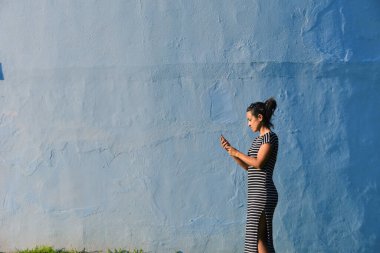 Cep telefonu kullanan genç bir kadın..  