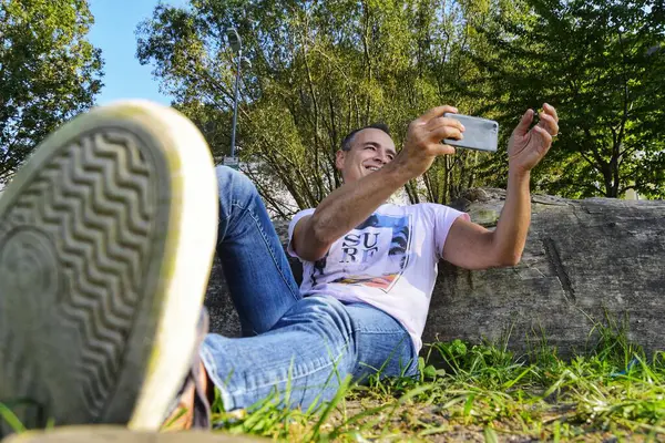 Hombre Tomando Selfie Mientras Que Miente Hierba Parque — Foto de Stock