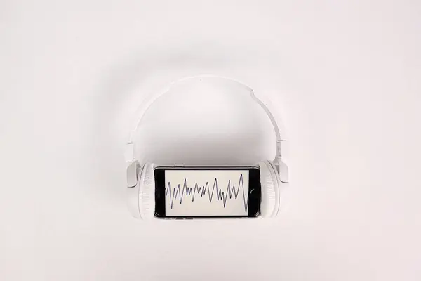 Kopfhörer Und Smartphone Isoliert Auf Weiß — Stockfoto