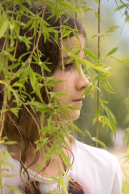 düşünceli bir kız profil portresi 