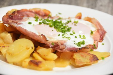  Pastırmalı ve yumurtalı patates.