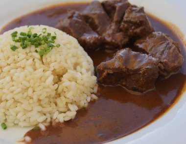 Bir mutfak vuruşu, gulaş yemeği.