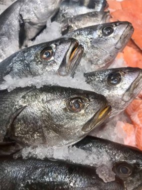 Piyasada taze balık