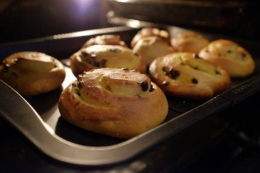 Yeni pişmiş çikolatalı kek.