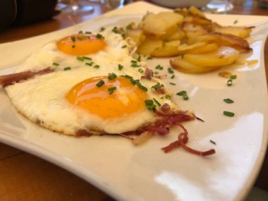 Domuz pastırmalı ve patatesli yumurta.