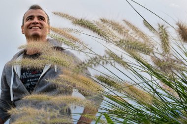 Sonbaharda gülümseyen bir adamın portresi