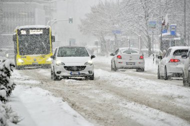 yoğun kar yağışı sırasında karla kaplı arabalar