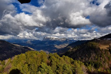 Bulutlu güzel dağ manzarası