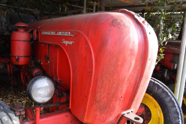 Çiftlikteki eski kırmızı traktör