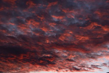 Bulutlu, arka planda güzel gün batımı gökyüzü