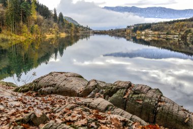 Bir gölün gösterişli panoramik manzarası