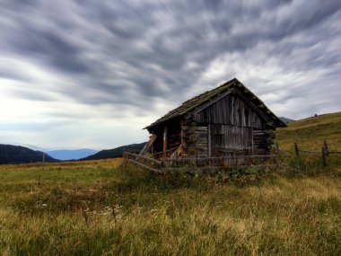 Dağlardaki ahşap kulübe.